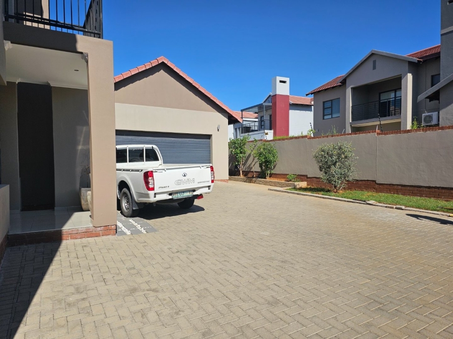 5 Bedroom Property for Sale in Wild Olive Estate Free State